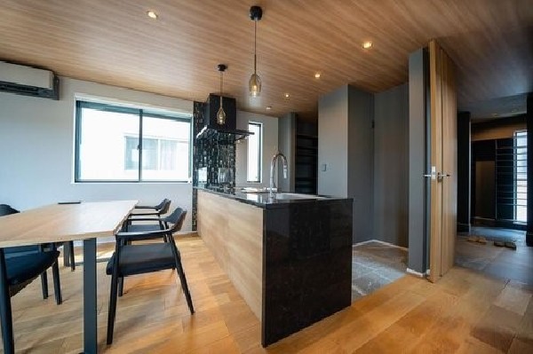 建物プラン例 建物価格2000万円(税込)一日の中で多くの時間を過ごすことになる住まいだからこそ、いつも穏やかな空間であるように心掛けています。構成する建材などへの配慮が、住まう方の健康を守ります。