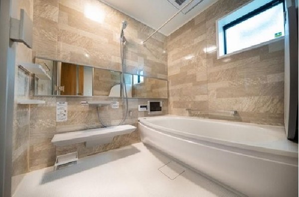 【プラン例 建物価格2000万円 建物面積面積98m2】1.25坪の大きなユニットバス。楕円形の浴室がリラックス効果を増加させる。魔法びん浴槽、浴室暖房乾燥機、ほっカラリ床。