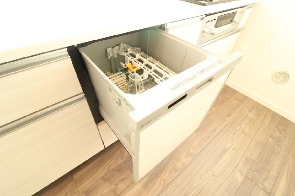 【プラン例 建物価格2000万円 建物面積面積98m2】あったらいいなの代表的な設備である食洗機。ビルトイン型なので、おさまりもよく、使い勝手も良好です。