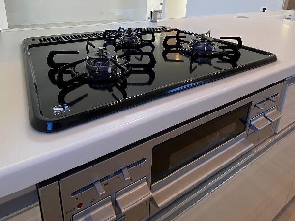 【プラン例 建物価格2000万円 建物面積面積98m2】火力が目に見えるため、使いやすいという方も多い、3口のガスコンロ仕様です。