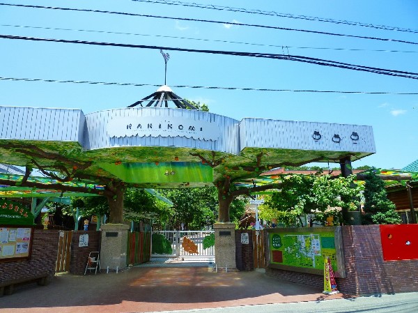 周辺環境:柿の実幼稚園(「丈夫な体、良い頭、良い心」「みんな仲良く遊ぶ子ども」「人生に必要な知恵は、すべて幼稚園の砂場で学んだ。」)