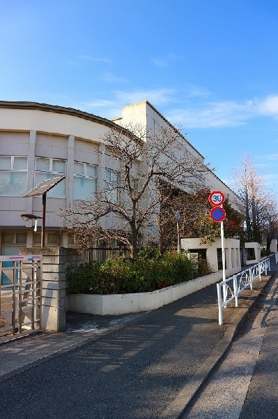 周辺環境:宮崎中学校(主に4つの小学校から生徒が入学し、全校生徒900名を超す大規模校です。地域と深いつながりを持つなかで生徒たちの教育活動に取り組んでいます。)