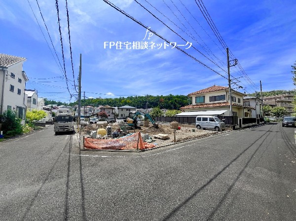 外観:JR南武線「稲城長沼」駅徒歩9分の好立地！大型間取りの2階建て住宅で、広々としたLDKは家族の憩いの空間に最適です。