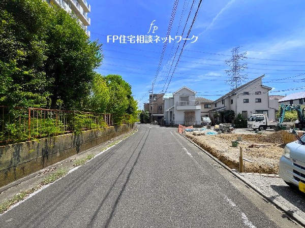 外観:平坦なエリアで広々とした道路は車の運転が苦手な方でも安心です。