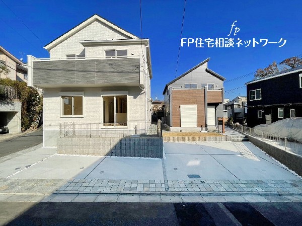 外観:【類似外観同仕様】施工例のため分譲中の建物とは外壁、屋根開口部等の形状・仕様が異なります。