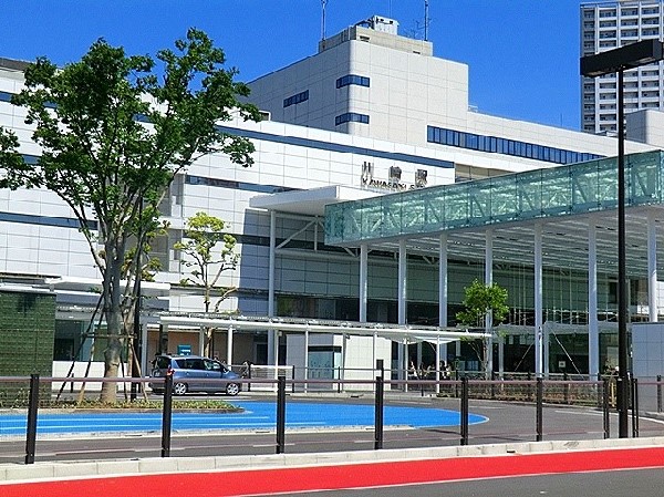 周辺環境:JR川崎駅(　ショッピングセンター「ラゾーナ川崎」、イタリアのヒルタウンをイメージした複合商業施設「ラ・チッタデッラ」等いつでも楽しめる街。各方面へのアクセスも良好です。)