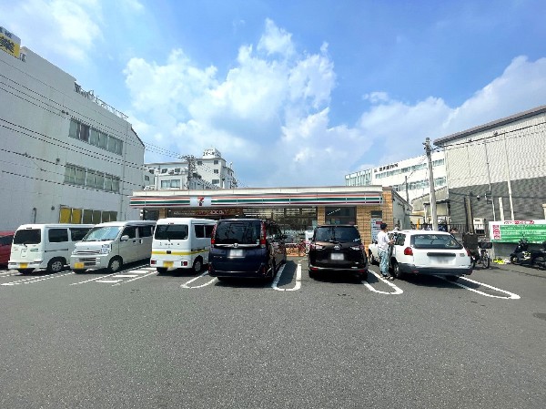 周辺環境:セブンイレブン横浜綱島東6丁目店(特にお弁当等の惣菜で一歩先を行くセブンイレブン。一昔前と比べると格段に美味しい！会社帰りに立ち寄れる立地は嬉しい限り！)
