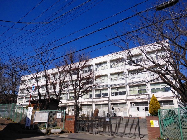 周辺環境:横浜市立樽町中学校(確かな学力、豊かな心、健やかな体、公共心と社会参画意識、国際社会に寄与する開かれた心、を磨いていく。)