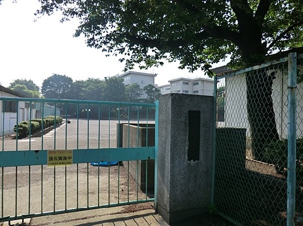 周辺環境:有馬小学校　(学校教育目標は、明るい子、がんばる子、やさしい子、元気な子。)