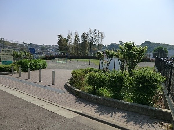 周辺環境:東有馬植木の里公園　(とても開放的な公園で晴れた日にはボール遊びやバトミントンなどで遊ぶのにお子さんが喜びそうな場所。)