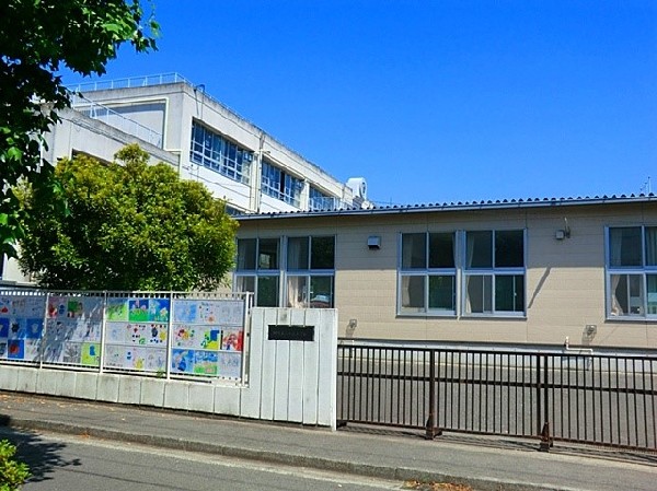 周辺環境:小倉小学校　(学校教育目標は「よく考え進んで学習する子、心豊かな明るい子、責任をもってやり遂げる子、健康でたくましい子」)