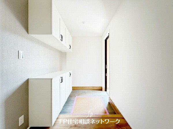 玄関ホールがスッキリ広々としていると帰る時も出ていく時も気持ちが良い。来客を出迎える玄関が綺麗ならその家の印象が良くなる。
