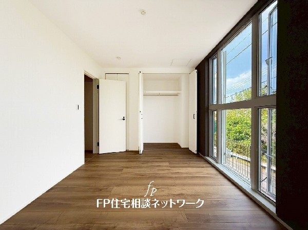 収納力が豊富な大型クローゼット。普段着やスーツはもちろんのこと、コート類などもしっかり掛けられます。奥行きもあり、部屋がスッキリしますね。