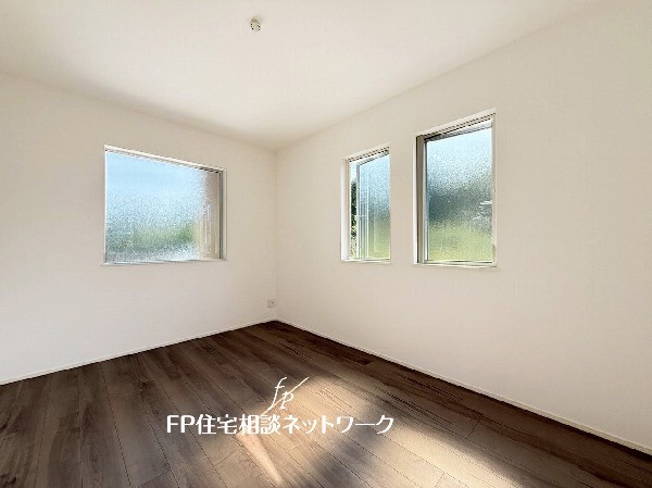シックな色合いを基調にしたフローリングは心地よく飽きのない色合いで、カーテン、家具などのインテリアを合わせやすいのもうれしい。