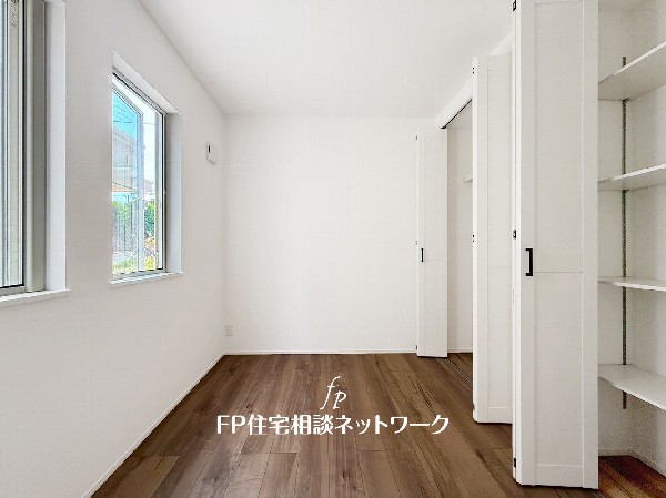 光を取り込みやすい2面採光の居室は日当良好。クローゼットの完備で収納スペースも十分。お子様にとっての「自分の部屋」。学習デスクやベッドの配置もラクラクです。