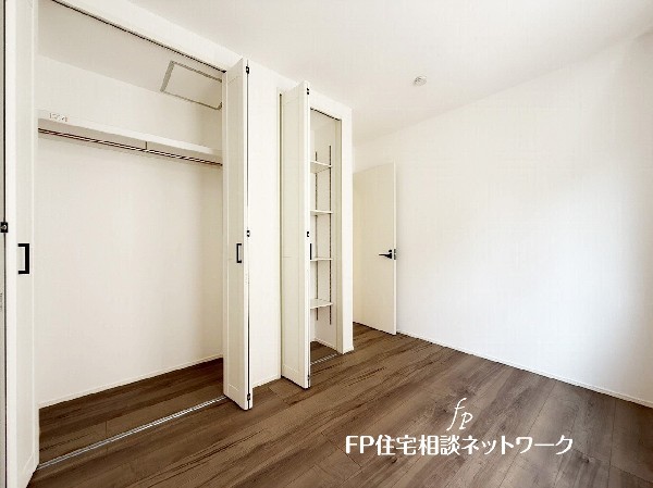 全居室には大型の収納クローゼットを完備。普段使いのお洋服や小物はもちろん、季節物のお洋服などもしっかりと整理整頓出来る。居室空間を隅々まで使えるのが嬉しい。