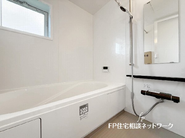 ゆったり入れる一坪バス。足を伸ばして入れるサイズは一日の疲れを癒すのに嬉しい広さ。お子様と一緒の入浴でも充分な広さです。