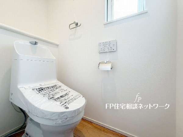 ウォシュレット、暖房便座機能付のトイレです。従来型に比べ節水効果があり、お手入れもしやすいので、家計も家事の負担も軽減してくれます。