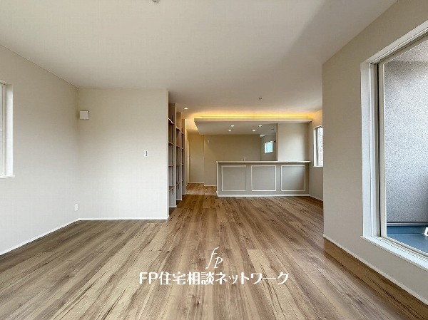 想像以上の質感が訪れる者の心を離さない。フローリング素材、窓の配置、壁面タイル、カラーバランス、どれをとってもワンランク上の仕上がり。
