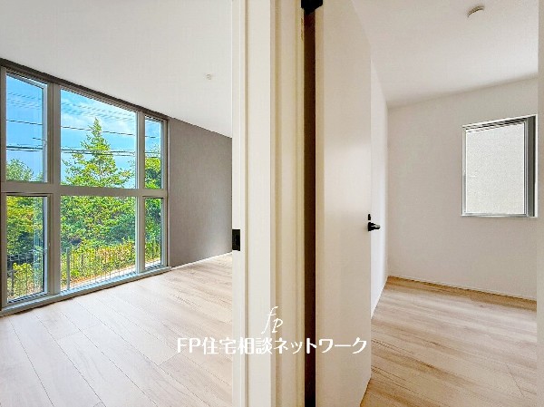 2面採光でお部屋の隅々まで明るい印象の居室。おひさまの光を、爽やかな風をたっぷりと取り込めます。居室内はいつも明るいので、毎日の生活も自然と明るくなりますね。
