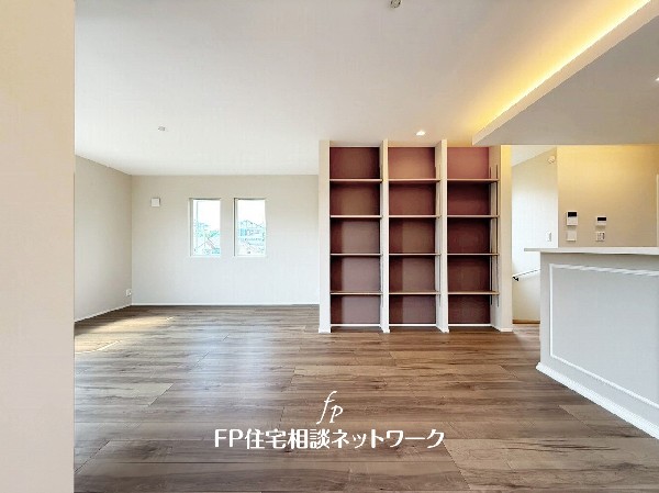20.6帖の広々LDK。ダイニングテーブルやソファーなどの家具もしっかりと配置できます。ゆったりとした広さの空間でご家族だんらんの時間をお過ごしください。