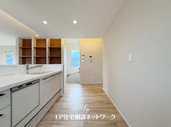 新しいキッチンは食事の支度も楽しく出来る。お手伝いをしてくれるお子様と並びながら準備や片付けが出来るキッチンは、ご家族のコミュニケーションを育む場として活躍します。