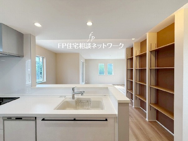 対面式のカウンターキッチンですので、出来上がったお料理をカウンターに並べてお子様が運ぶなど、お手伝いの時間も増えそうですね。