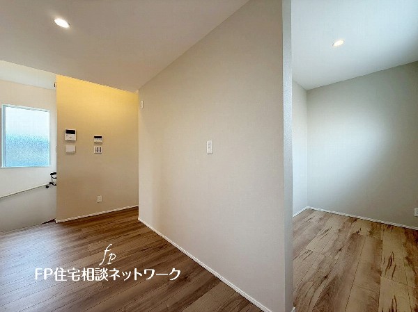 キッチン隣には、ストック食材やキッチン家電の収納に便利なパントリー収納付です。シーズン品、レシピ本など収納できます。