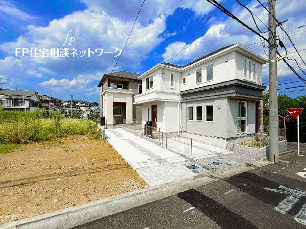 外観:区画整理された閑静な住宅街で、前面道路もゆとりの6mの幅員を確保。周辺には公園なども点在しており、小さなお子様を育てやすい住環境です。