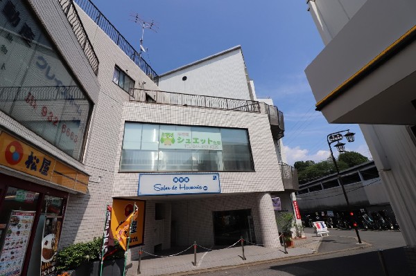 周辺環境:保育園シュエット生田(川崎市認定保育園。子どもから保護者、保護者から保育者と皆がよい笑顔で生活していくことを大切にしてます。)