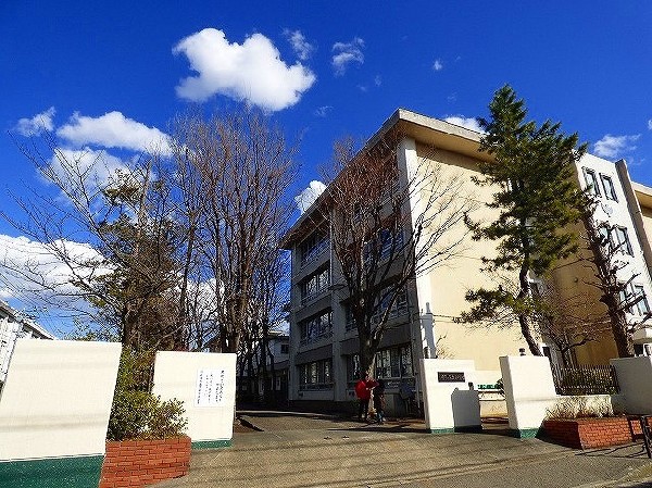 周辺環境:南生田中学校(この中学校の特徴は、生徒が南生田小学校の卒業生だということです。皆知っている顔なので環境が変わらず中学校生活を送ることが出来ます。)