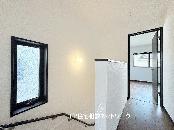 階段部分には自然の光を取り込むことの出来る、窓を配置しており明るい空間!お掃除の際には空気の換気などにも便利です。