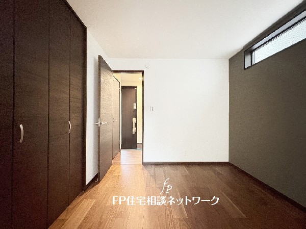 光を取り込みやすい2面採光の居室は日当良好。クローゼットの完備で収納スペースも十分。お子様にとっての「自分の部屋」。学習デスクやベッドの配置もラクラクです。