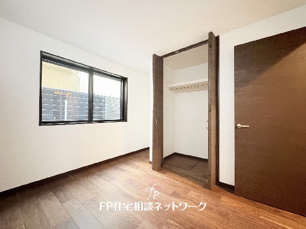 全居室には大型の収納クローゼットを完備。普段使いのお洋服や小物はもちろん、季節物のお洋服などもしっかりと整理整頓出来る。居室空間を隅々まで使えるのが嬉しい。
