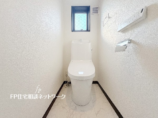 ウォシュレット、暖房便座機能付のトイレです。従来型に比べ節水効果があり、お手入れもしやすいので、家計も家事の負担も軽減してくれます。
