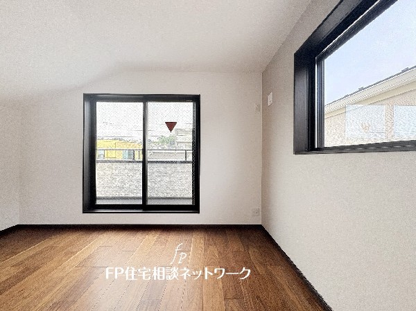深いやすらぎへと誘う主寝室。ゆとりの広さと、落ち着いた内装仕様でプライベートな時間を心豊かにお過ごしいただけるように配慮。