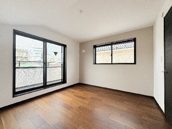 大きな窓で日差しを長時間受ける事が出来る暖かいお部屋です。もちろんペアガラスで、遮音性にも優れ、結露も発生しにくい構造。