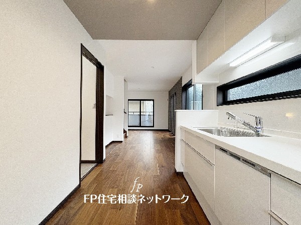 大きいシンクは一度に沢山の洗い物が可能。広いので、調味料などをディスプレイし、お洒落なキッチンを演出してみてはいかがでしょうか。