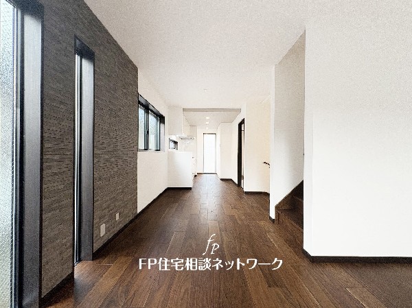 想像以上の質感が訪れる者の心を離さない。フローリング素材、窓の配置、壁面タイル、カラーバランス、どれをとってもワンランク上の仕上がり。