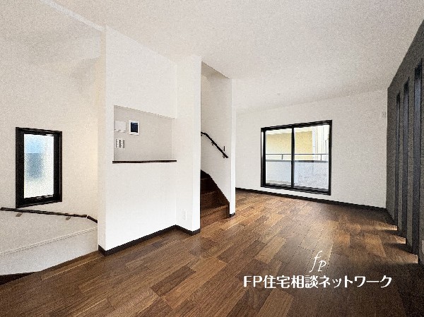 オープンな空間を生み出す、広がりとゆとり。家族と過ごす時間を大切にしたい方にぴったりのゆとりある住空間です。日差しがリビングの隅々までしっかりと届きます。