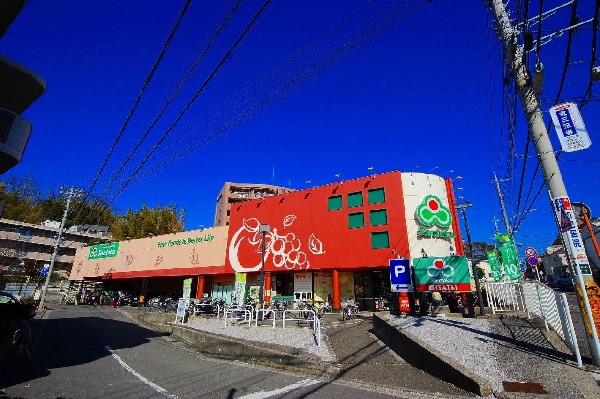 周辺環境:スーパー三徳高田店(営業時間は9:30~22:00までで、駐車場は58台完備されています。)