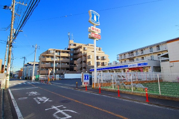 周辺環境:ローソン高田西二丁目店(「マチのほっとステーション」をスローガンに掲げる通り、忙しい日々に「ほっ」とするひとときをもたらします。 )