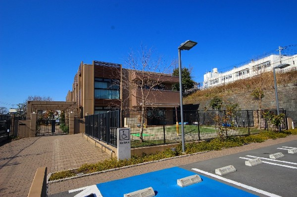 周辺環境:日吉夢保育園(2つの園庭で思い切り遊ぶ事が出来、子供たちの創造力を大きく伸ばす環境です!)