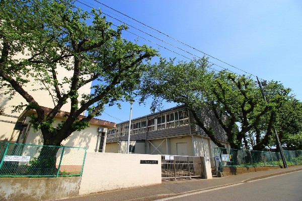 周辺環境:高田小学校(お子様が一日の中でも長い時間を過ごす小学校。どんどん成長していくお子様の姿が目に浮かびます。)