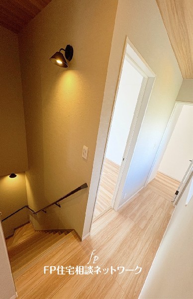 明るい光が差し込む２階廊下は開放感があります。自然光が射し込み、明るい空間を演出します。