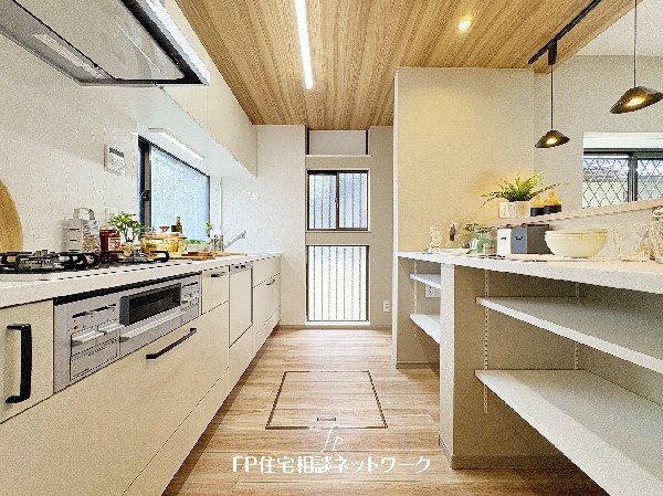 広々キッチンは収納も大容量。お鍋やフライパン、油や調味料はもちろんのこと、ビールや非常食なども収納できるほどの収納スペースを確保しています。　