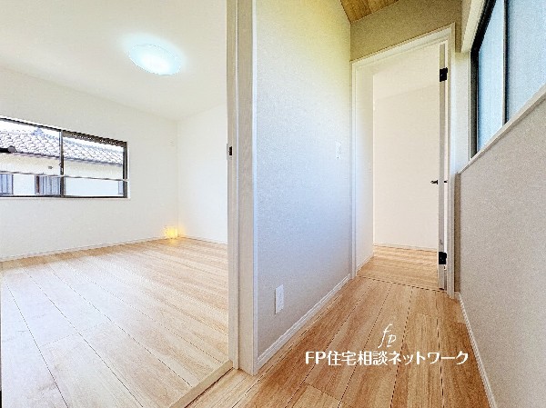 2階廊下にも窓を配置しています。明るい光を取り込むとともに爽やかな風も通り抜けます！