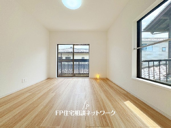 ナチュラルウッドの柔らかい色合いの床と清潔感のある白い壁が明るい空間を創り出しています。