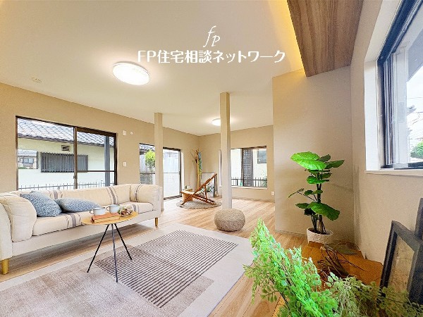 大きな窓からたっぷりと光が注がれる明るいリビング。家族団らんのひとときを快適な空間で過ごせます。