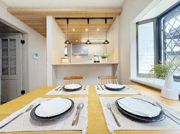 出窓のあるダイニングは開放的！外の景色を眺めながらゆったりお食事をお楽しみください！